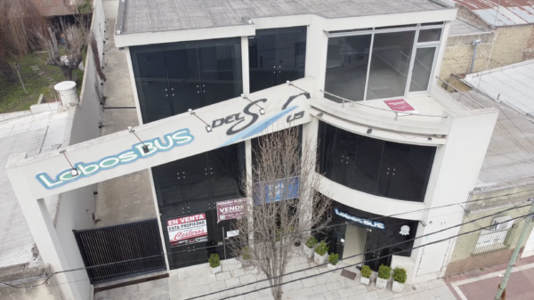 Edificio desarrollado en tres plantas. (Lobos Bus) - Imagen 3