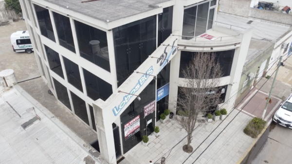 Edificio desarrollado en tres plantas. (Lobos Bus) - Imagen 4