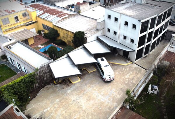 Edificio desarrollado en tres plantas. (Lobos Bus) - Imagen 10