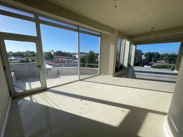 Edificio desarrollado en tres plantas. (Lobos Bus) - Imagen 23