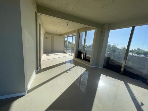 Edificio desarrollado en tres plantas. (Lobos Bus) - Imagen 21