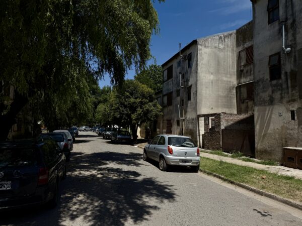 Excelente departamento en Planta Baja con salida a la plaza central del Barrio Hipotecario. - Imagen 2