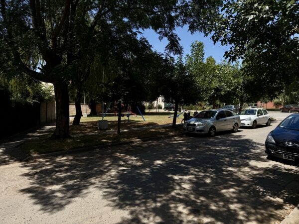 Excelente departamento en Planta Baja con salida a la plaza central del Barrio Hipotecario. - Imagen 3