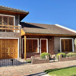 Importante Chalet sobre calle Antártida Argentina 631 a metros de Libertad.