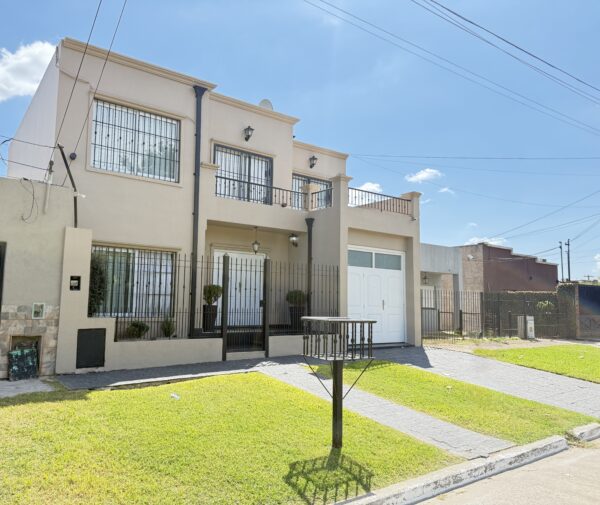 Hermosa Casa en Calle Hipólito Yrigoyen 234, Cañuelas.