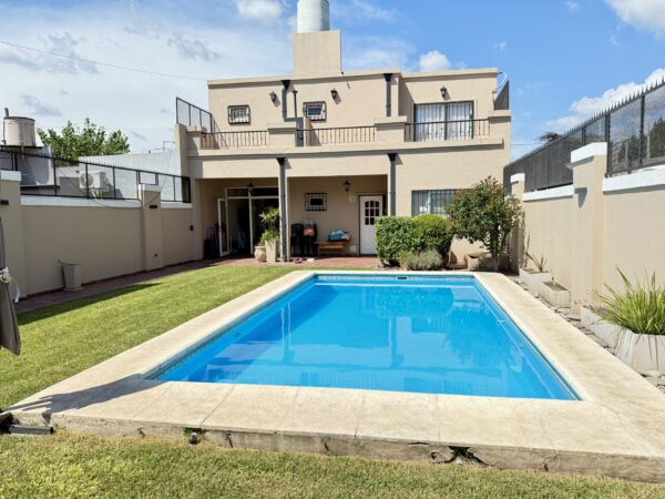 Hermosa Casa en Calle Hipólito Yrigoyen 234, Cañuelas. - Imagen 4