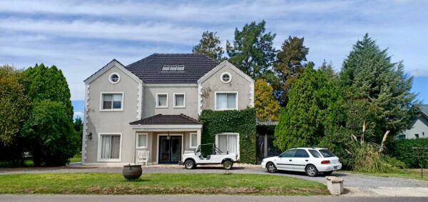 Oportunidad Venta por Viaje. Importante Casa Barrio Cerrado "Altos del Carmen" UF-18