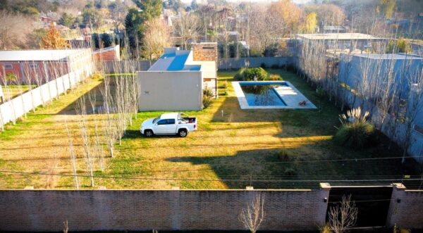 Moderna Casa Quinta Santa Cruz 430, entre Berrueta y Monseñor Shell