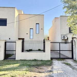 Casa en calle Martín Jorge Guise 251 entre Santa Fe y Tucumán